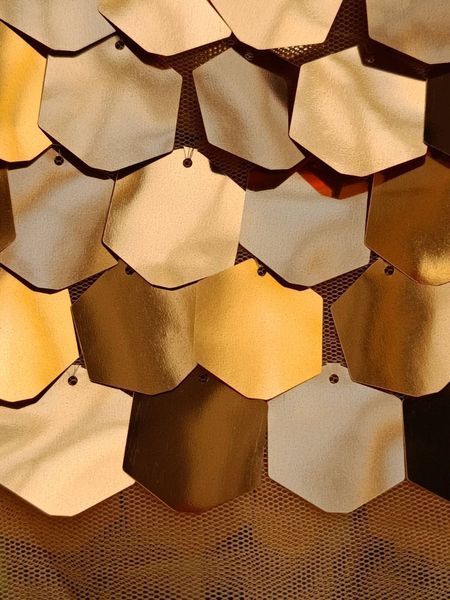 Пайеточная ткань соты на золотой сетке &mdash; Золото 3004 в интернет-магазине  IrisTextil
