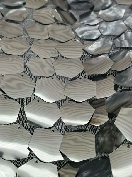 Пайеточная ткань соты на белой сетке &mdash; Серебро 3005 в интернет-магазине  IrisTextil