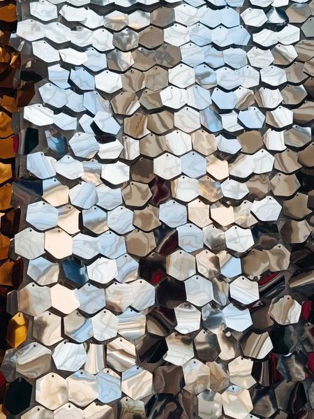 Пайеточная ткань соты на белой сетке &mdash; Серебро 3005 в интернет-магазине  IrisTextil
